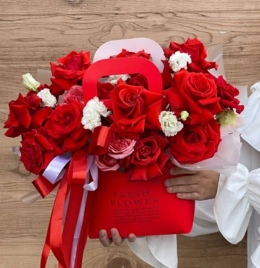 Сумка с французскими розами и эустомой 