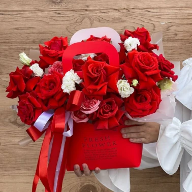 Сумка с французскими розами и эустомой 