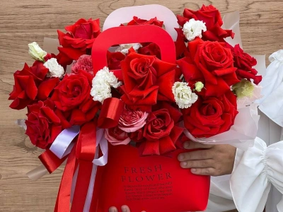 Сумка с французскими розами и эустомой 