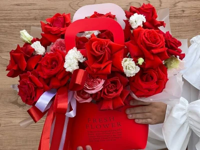 Сумка с французскими розами и эустомой 