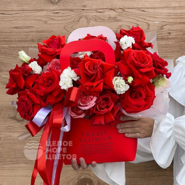 Сумка с французскими розами и эустомой 