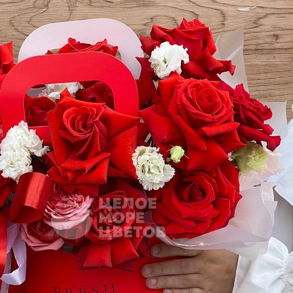 Сумка с французскими розами и эустомой 