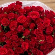 Букет из красных кустовых розочек  2