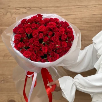 Букет из красных кустовых розочек 