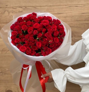Букет из красных кустовых розочек 