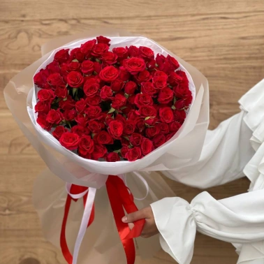 Букет из красных кустовых розочек 