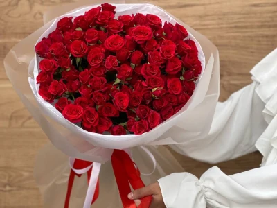 Букет из красных кустовых розочек 