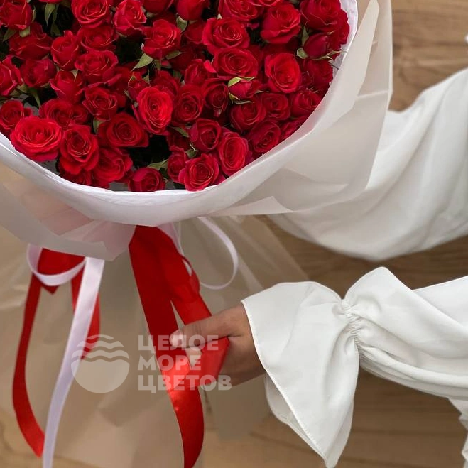 Букет из красных кустовых розочек 