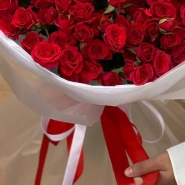 Букет из красных кустовых розочек  1