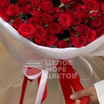 Букет из красных кустовых розочек 