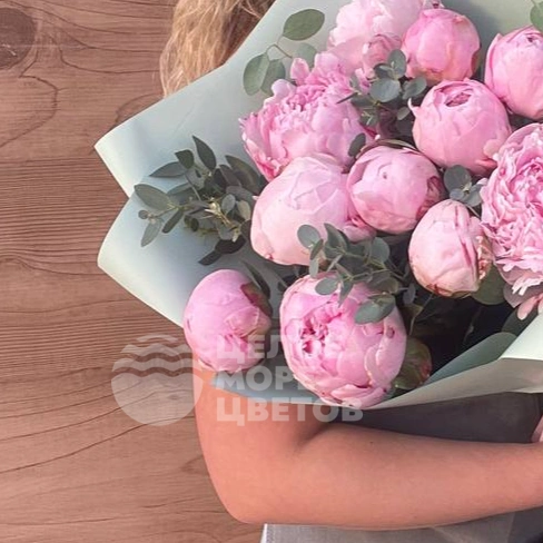Букет с пионами и эвкалиптом 