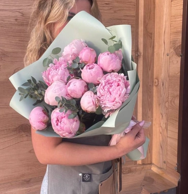 Букет с пионами и эвкалиптом 