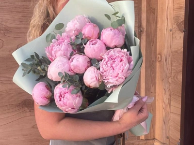 Букет с пионами и эвкалиптом 