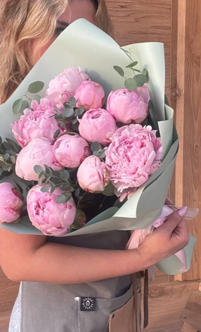 Букет с пионами и эвкалиптом 