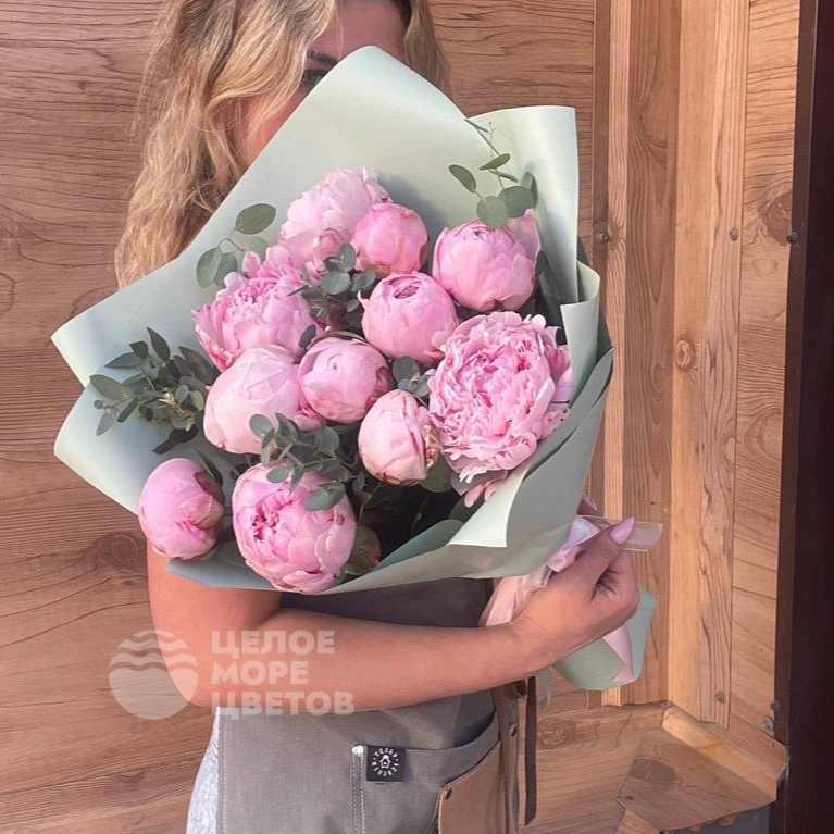 Букет с пионами и эвкалиптом 