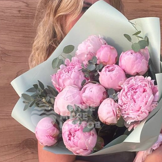 Букет с пионами и эвкалиптом 