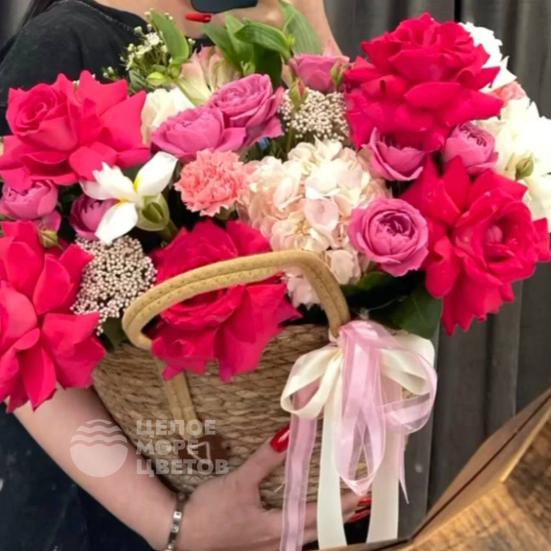 Корзина с французскими розами и гортензиями 