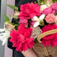 Корзина с французскими розами и гортензиями  1