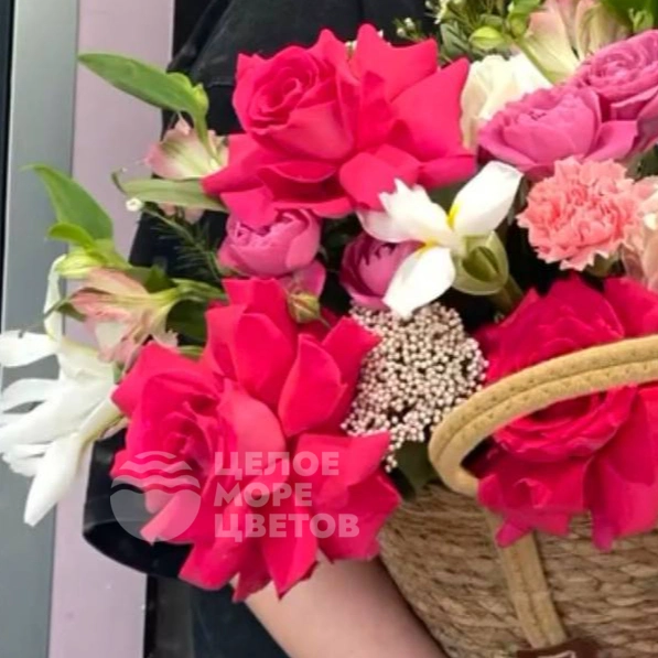 Корзина с французскими розами и гортензиями 