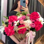 Корзина с французскими розами и гортензиями  0