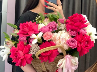 Корзина с французскими розами и гортензиями 