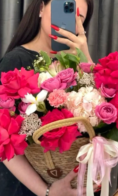 Корзина с французскими розами и гортензиями 