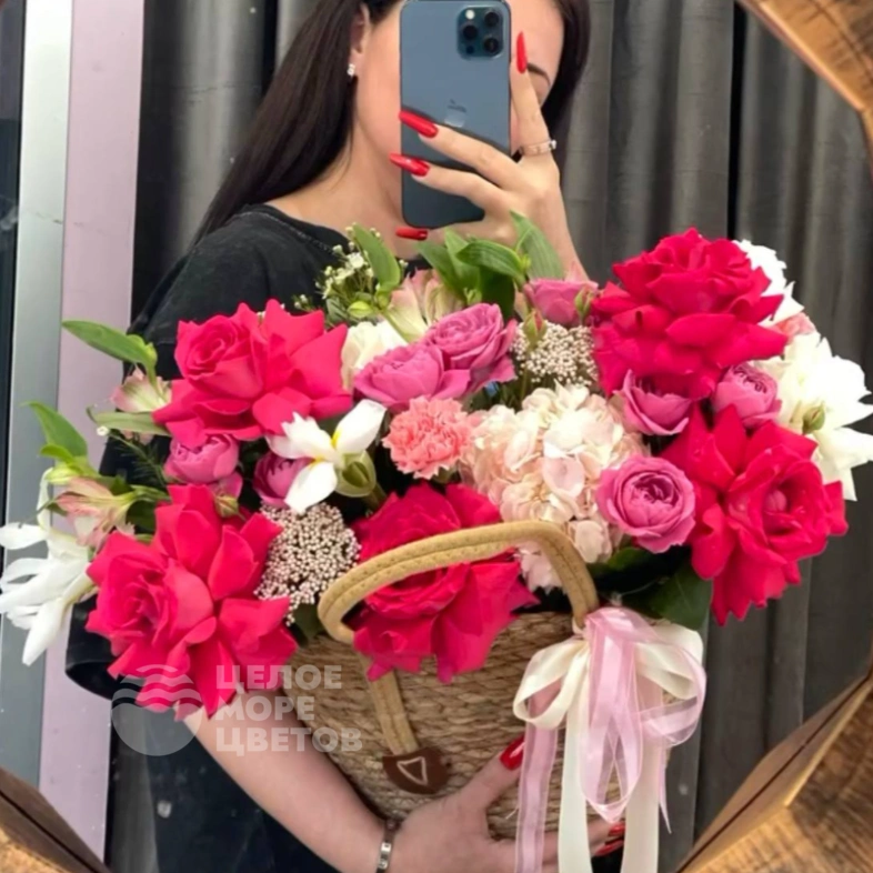 Корзина с французскими розами и гортензиями 