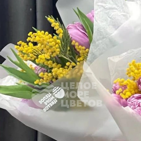 Весенний букет тюльпаны с мимозой 