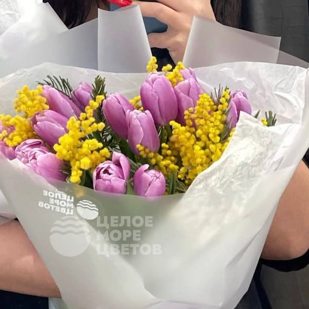 Весенний букет тюльпаны с мимозой 