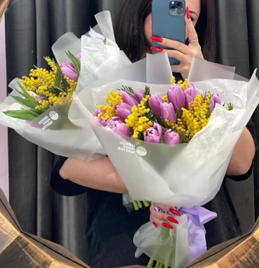 Весенний букет тюльпаны с мимозой 