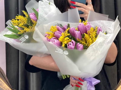 Весенний букет тюльпаны с мимозой 