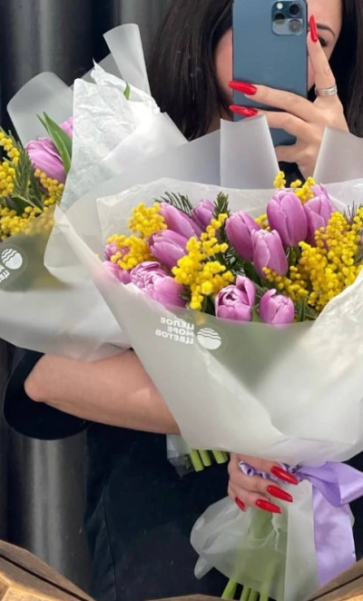 Весенний букет тюльпаны с мимозой 