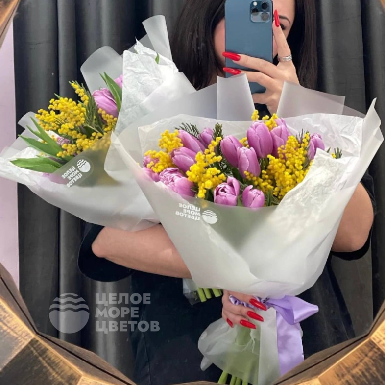 Весенний букет тюльпаны с мимозой 