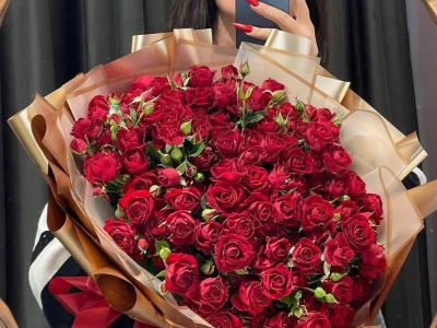 Букет из 25 кустовых красных  роз 