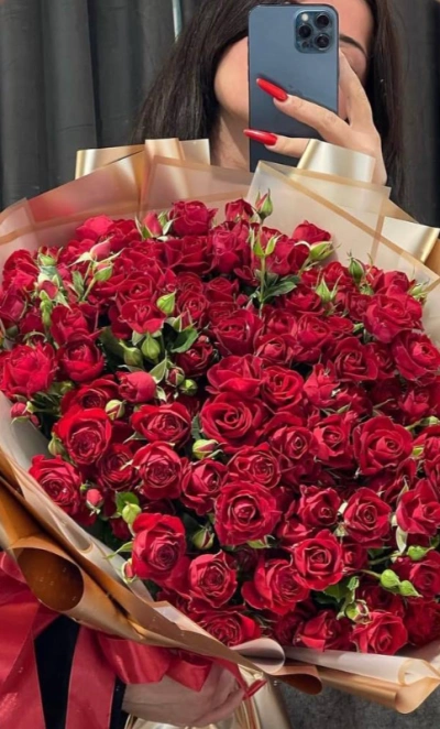 букет из 25 кустовых роз 