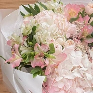 Букет &laquo;Чувство прекрасного&raquo; с гортензией и альстромерией 1