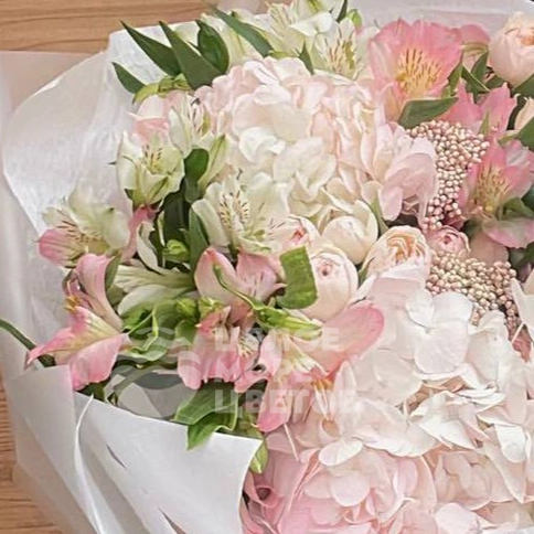 Букет &laquo;Чувство прекрасного&raquo; с гортензией и альстромерией