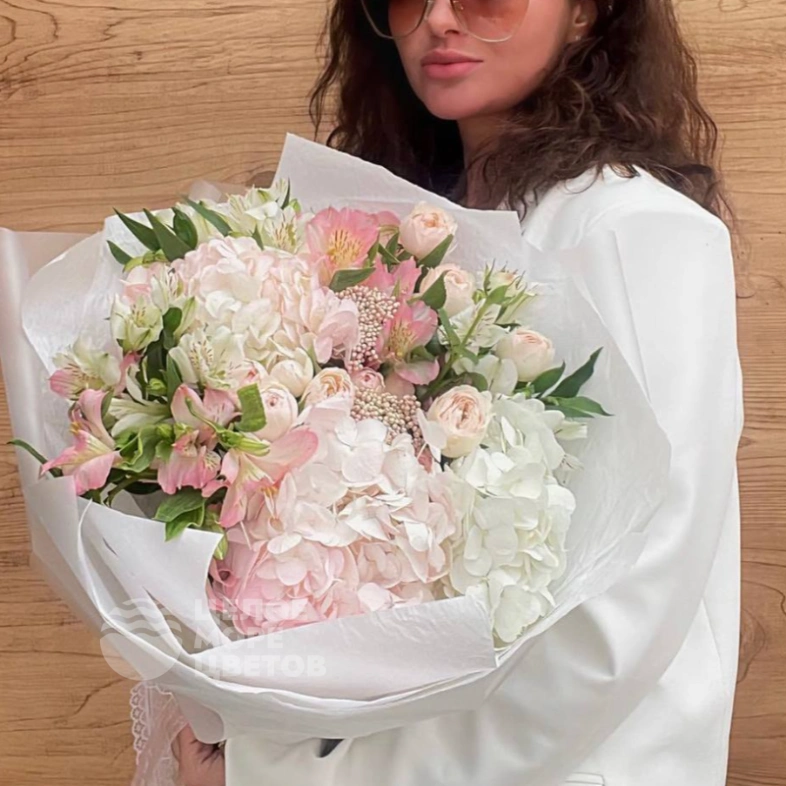 Букет &laquo;Чувство прекрасного&raquo; с гортензией и альстромерией