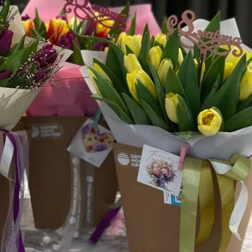 Букет из 21 тюльпана микс в коробке 