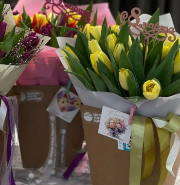 Букет из 21 тюльпана микс в коробке 