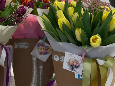 Букет из 21 тюльпана микс в коробке 