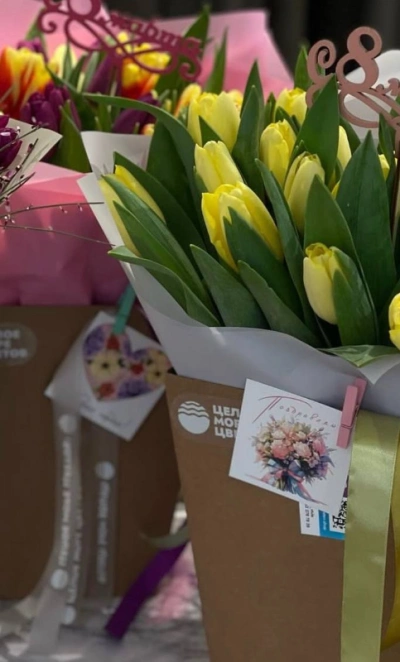 Букет из 21 тюльпана микс в коробке 