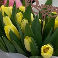 Букет из 21 тюльпана микс в коробке  1