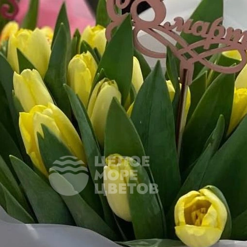 Букет из 21 тюльпана микс в коробке 