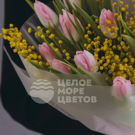 Букет с тюльпанами и мимозой 
