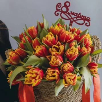 Корзина из пионовидных тюльпанов 