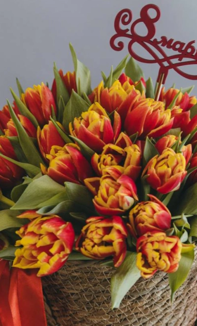 Корзина из пионовидных тюльпанов 