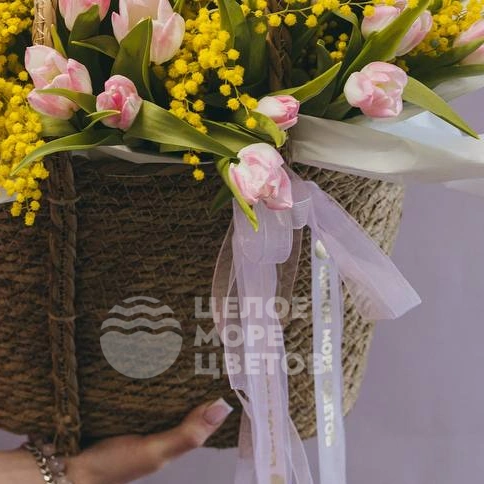 Композиция с мимозой и тюльпанами 