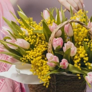 Композиция с мимозой и тюльпанами  3