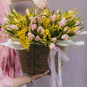 Композиция с мимозой и тюльпанами 